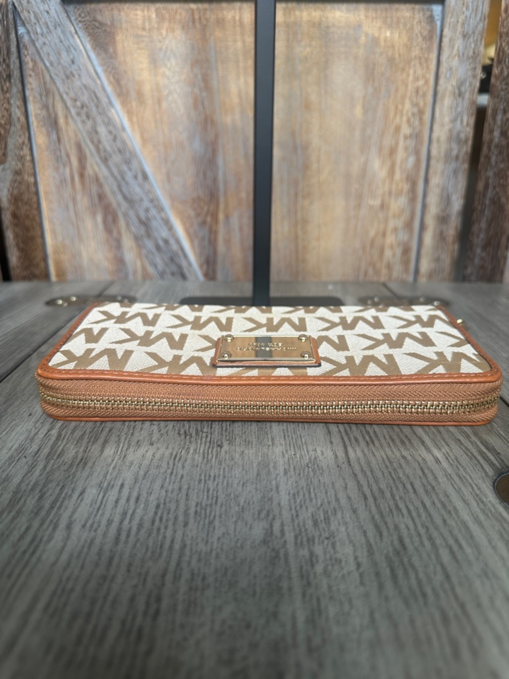 Michael Kors Jet Set Continental Zip Around Wallet with Gold Hardware - Picture 4 of 12